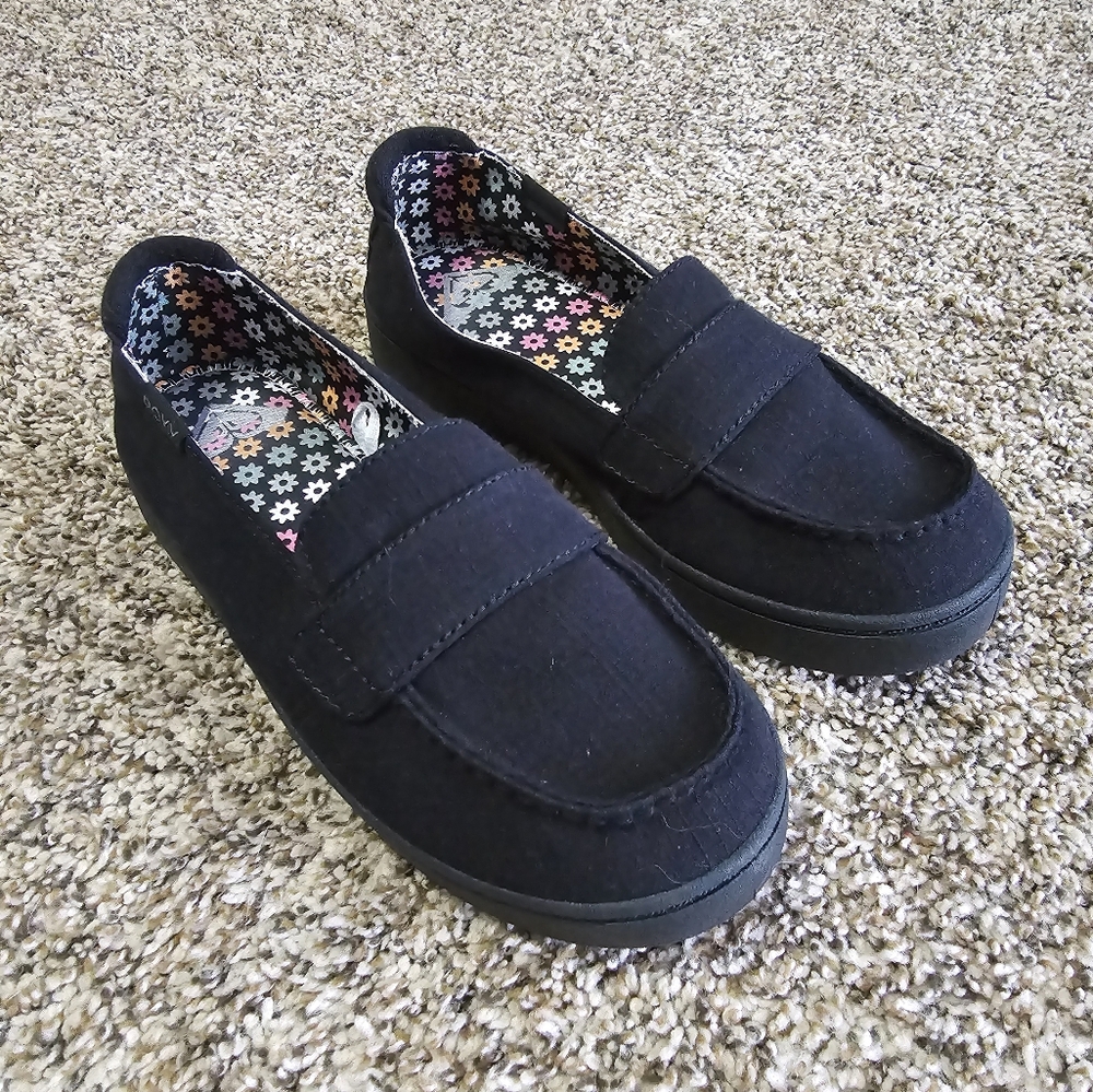 Roxy all black slip on loafers